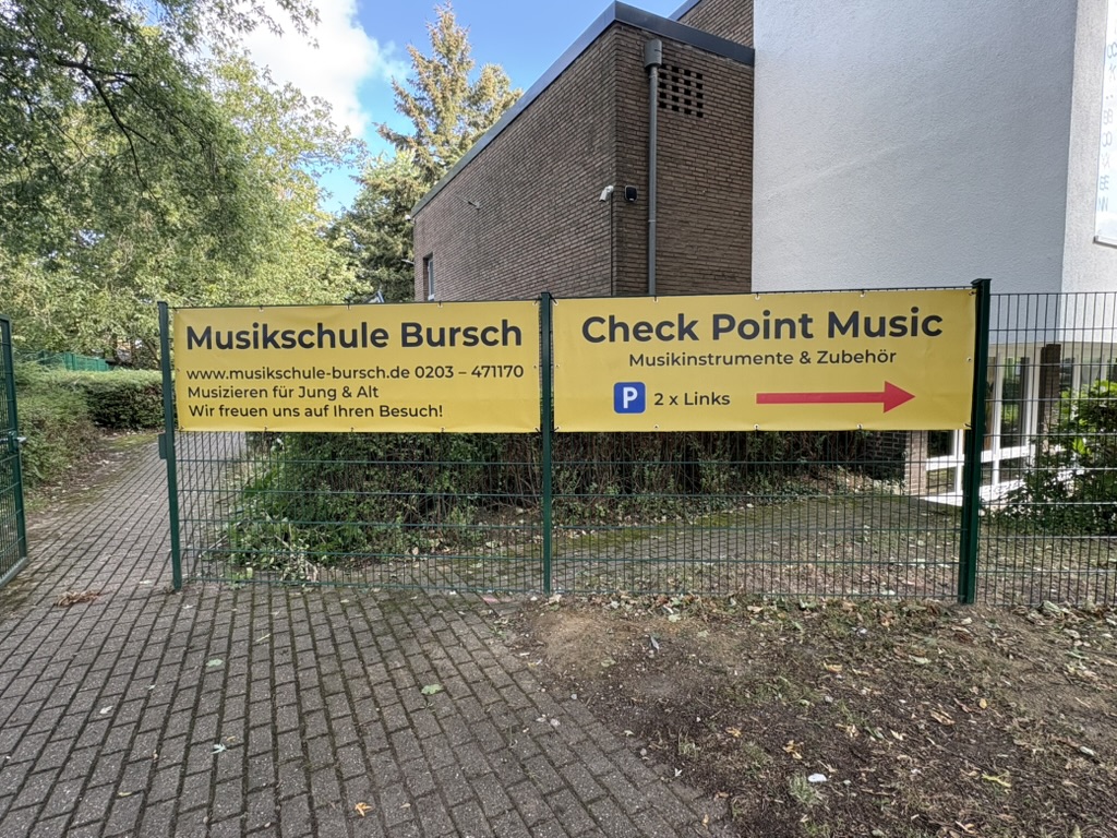 Bauzaunbanner Musikschule Bursch und Check Point Music am Zaun
