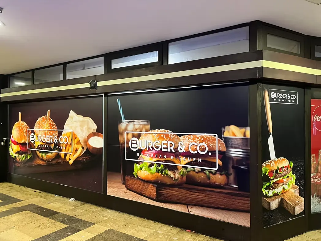 Schaufensterfront von Burger & Co. mit vollflächig bedruckter Folie und Burger-Motiven