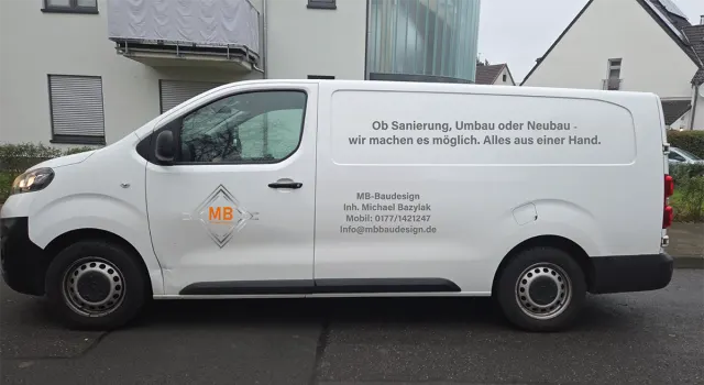 Entwurf: Transporter von MB-Baudesign mit Logo, Slogan und Kontaktdaten (Visualisierung)