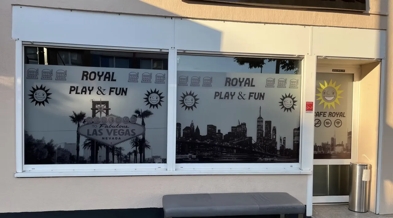Zwei Schaufenster und Tür von Royal Play & Fun mit bedruckter Folie und Skyline-Motiven