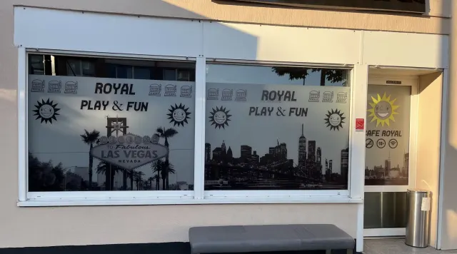 Zwei Schaufenster und Tür von Royal Play & Fun mit bedruckter Folie und Skyline-Motiven